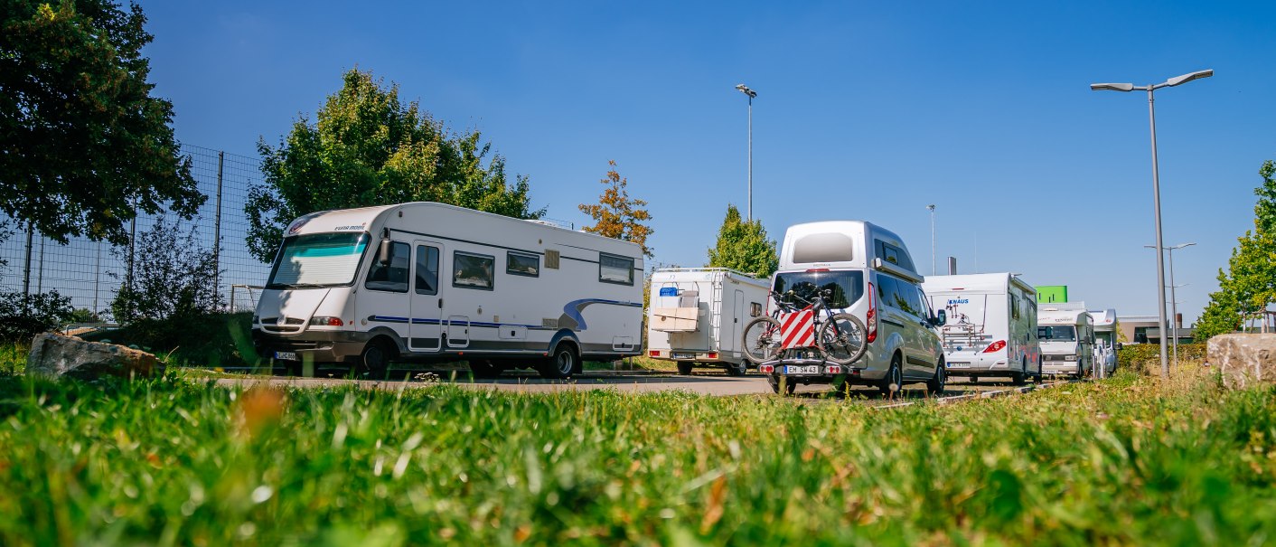 Mehrere Wohnmobile parken auf einem Stellplatz bei sonnigem Wetter. Im Vordergrund ist eine grüne Wiese zu sehen., © Stuttgart-Marketing GmbH, Thomas Niedermüller Mehrere Wohnmobile parken auf einem Stellplatz bei sonnigem Wetter. Im Vordergrund ist eine grüne Wiese zu sehen., © Stuttgart-Marketing GmbH, Thomas Niedermüller