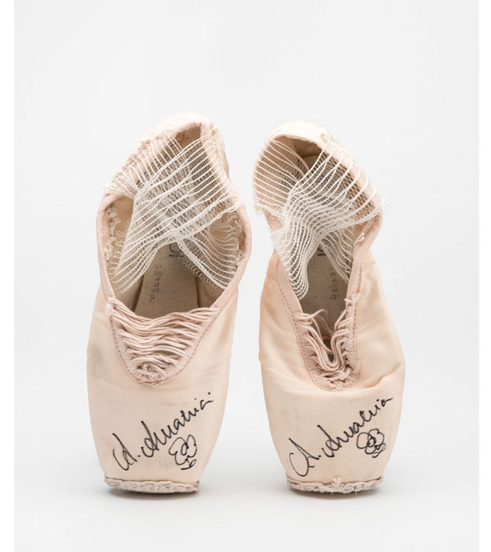 Ein Paar abgenutzte Ballettspitzenschuhe mit Unterschriften auf der Spitze, vor einem wei&szlig;en Hintergrund., &copy; Volker Naumann