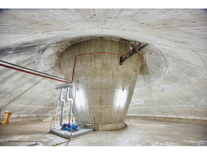 Gro&szlig;er, runder Betonraum mit technischer Ausr&uuml;stung und Beleuchtung an den W&auml;nden., &copy; SWR Media Services GmbH / Fernsehturm Stuttgart