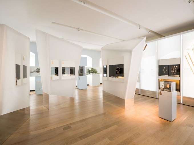 Ein modernes Museum mit schrägen, weißen Vitrinen, die historische Artefakte präsentieren. Der Raum ist hell und minimalistisch gestaltet., © Landesmuseum Württemberg Ein modernes Museum mit schrägen, weißen Vitrinen, die historische Artefakte präsentieren. Der Raum ist hell und minimalistisch gestaltet., © Landesmuseum Württemberg