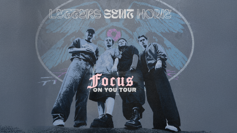 Vier Personen posieren in einem künstlerischen Poster für die "Focus On You Tour" von Letters Sent Home. Der Hintergrund zeigt ein stilisiertes Design., © links im Bild Vier Personen posieren in einem künstlerischen Poster für die "Focus On You Tour" von Letters Sent Home. Der Hintergrund zeigt ein stilisiertes Design., © links im Bild