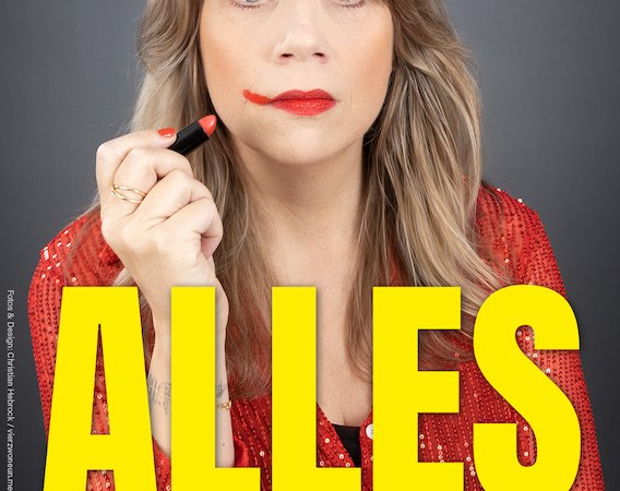 Eine Frau in einem roten Glitzerkleid hält einen Lippenstift und hat einen verschmierten Lippenstiftfleck im Gesicht. Der Text "ALLES WIRD GUT!" ist groß zu sehen., © Theaterhaus Stuttgart e.V. Eine Frau in einem roten Glitzerkleid hält einen Lippenstift und hat einen verschmierten Lippenstiftfleck im Gesicht. Der Text "ALLES WIRD GUT!" ist groß zu sehen., © Theaterhaus Stuttgart e.V.