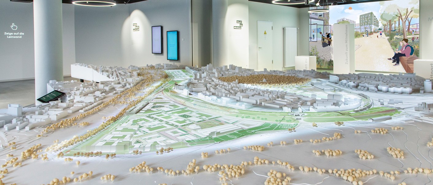 A detailed city model shows the planned development of the Rosenstein area in Stuttgart, presented in a modern exhibition., © Stadt Stuttgart / Fabian Schöttle A detailed city model shows the planned development of the Rosenstein area in Stuttgart, presented in a modern exhibition., © Stadt Stuttgart / Fabian Schöttle