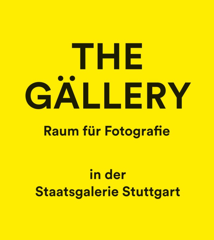 Gelbes Plakat mit schwarzem Text: THE G&Auml;LLERY - Raum f&uuml;r Fotografie in der Staatsgalerie Stuttgart., &copy; Staatsgalerie Stuttgart