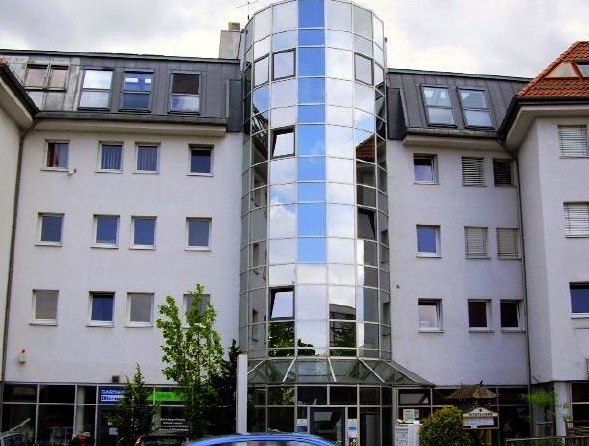 Modernes Hotelgeb&auml;ude mit Glasfassade und mehreren Fenstern. Der Eingang ist von einer Glasstruktur umgeben., &copy; Central Hotel