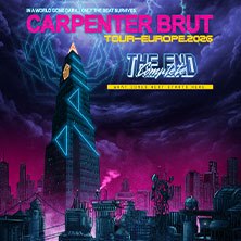 Futuristische Skyline mit beleuchtetem Turm, Schriftzug 'Carpenter Brut Tour Europe 2026' und 'The End Complete' in Neonfarben., © links im Bild Futuristische Skyline mit beleuchtetem Turm, Schriftzug 'Carpenter Brut Tour Europe 2026' und 'The End Complete' in Neonfarben., © links im Bild
