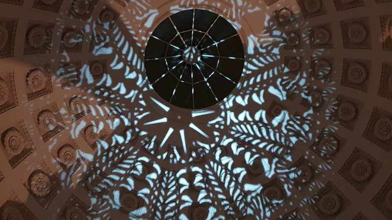 The dome of the burial chapel on the Württemberg hill features artistic light projections that cast floral patterns onto the ceiling., © SSG, Katrin Wagner