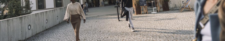 Das StadtPalais Stuttgart mit klassischer Fassade, Menschen gehen auf einem gepflasterten Weg davor. Im Hintergrund sind B&auml;ume und ein sonniger Himmel., &copy; Stuttgart-Marketing GmbH, WP Steinheisser