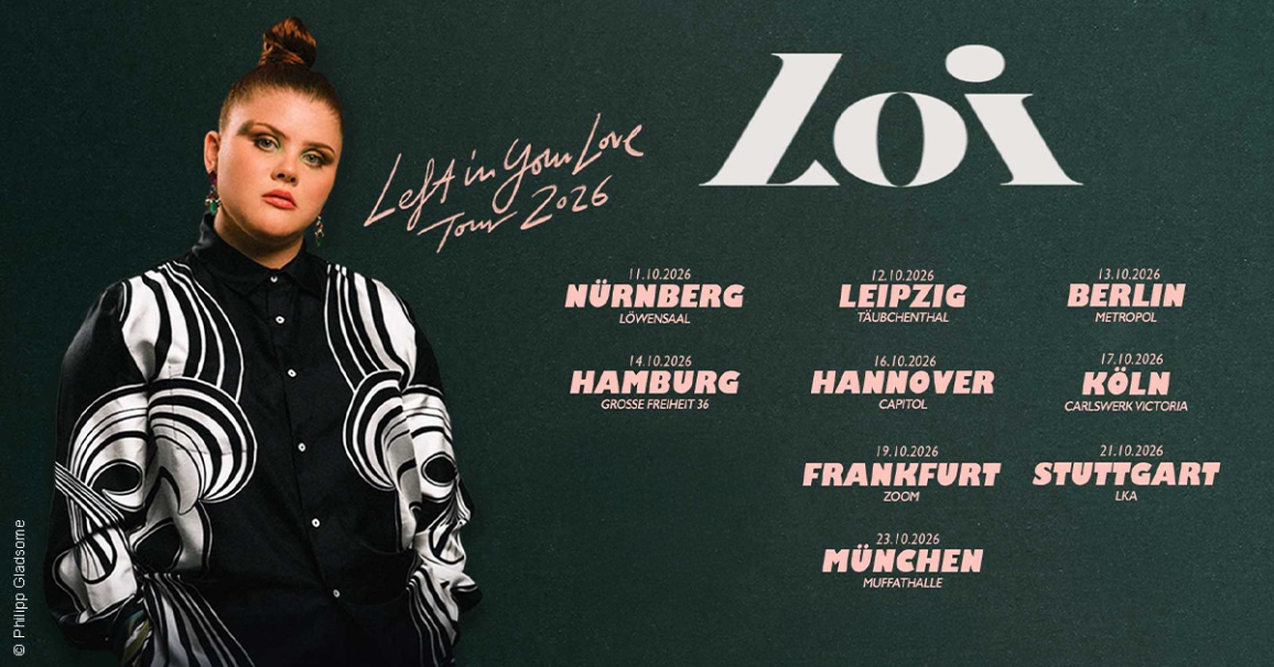 Werbeposter f&uuml;r die 'Left In Your Love Tour 2026' von Loi. Es zeigt die K&uuml;nstlerin und listet Tourdaten in St&auml;dten wie N&uuml;rnberg, Leipzig und Berlin auf., &copy; links im Bild