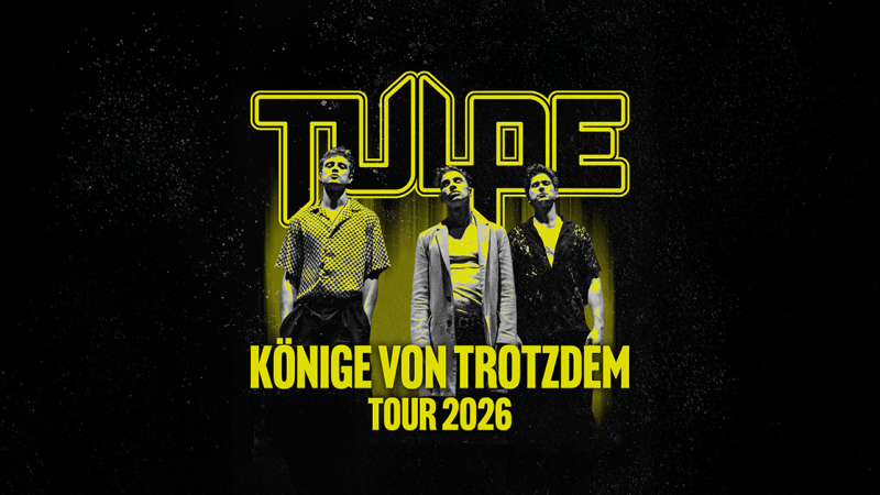 Poster der Band TULPE für die 'Könige von Trotzdem' Tour 2026. Drei Bandmitglieder stehen vor einem dunklen Hintergrund mit gelbem Schriftzug., © links im Bild Poster der Band TULPE für die 'Könige von Trotzdem' Tour 2026. Drei Bandmitglieder stehen vor einem dunklen Hintergrund mit gelbem Schriftzug., © links im Bild