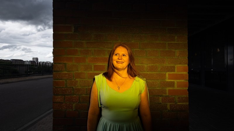 Frau in grünem Kleid vor Backsteinwand, gelbes Licht auf sie gerichtet, dunkler Himmel im Hintergrund., © Rosenau Kultur e.V. Frau in grünem Kleid vor Backsteinwand, gelbes Licht auf sie gerichtet, dunkler Himmel im Hintergrund., © Rosenau Kultur e.V.