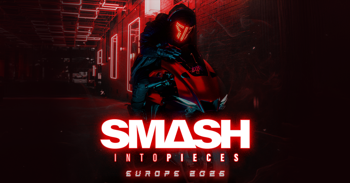 Ein futuristischer Motorradfahrer mit leuchtendem Helm f&auml;hrt durch eine neonbeleuchtete Gasse. Der Schriftzug 'Smash Into Pieces Europe 2026' ist im Vordergrund., &copy; links im Bild