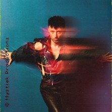 Person in dynamischer Pose vor blauem Hintergrund, Bewegungsunsch&auml;rfe erzeugt einen k&uuml;nstlerischen Effekt. &copy; Mystiek Productions., &copy; links im Bild