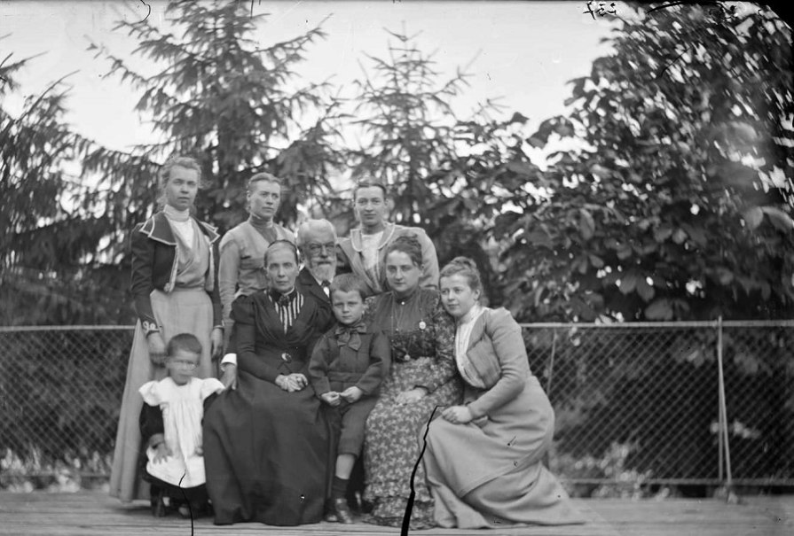 Eine historische Fotografie zeigt eine Familie mit neun Personen, darunter Erwachsene und Kinder, vor einem Zaun und Bäumen. Die Kleidung wirkt aus dem 19. Jahrhundert., © Landesarchiv Baden-Württemberg HStAS Q 2/48 Bü 60 Nr. 3, 1 Glasplatte