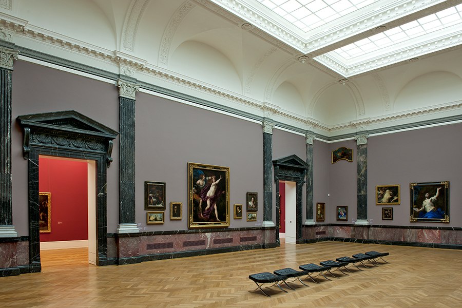 An exhibition room at the Staatsgalerie Stuttgart with paintings on the walls and benches on the wooden floor., © Staatsgalerie Stuttgart An exhibition room at the Staatsgalerie Stuttgart with paintings on the walls and benches on the wooden floor., © Staatsgalerie Stuttgart