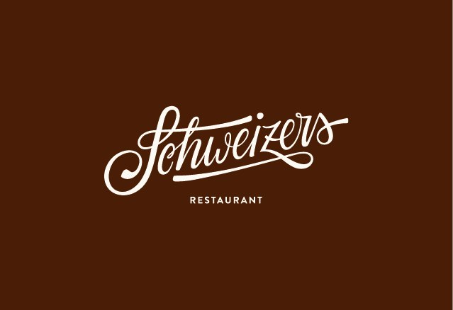 Logo des Restaurants 'Schweizers' in geschwungener Schrift auf braunem Hintergrund., © Schweizers Restaurant