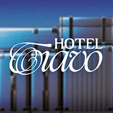 Logo der Hotel Tiavo Tour 2026 mit elegantem Schriftzug vor einem blauen, abstrakten Hintergrund., © links im Bild Logo der Hotel Tiavo Tour 2026 mit elegantem Schriftzug vor einem blauen, abstrakten Hintergrund., © links im Bild