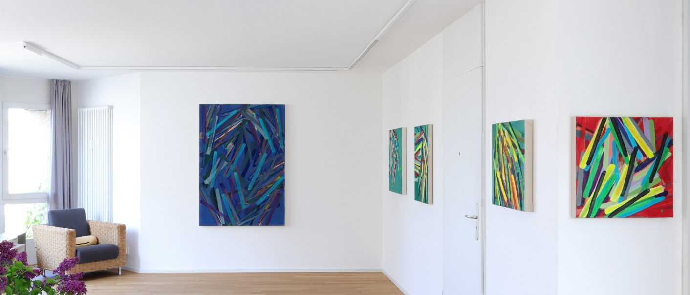Galerie mit abstrakten Gem&auml;lden an wei&szlig;en W&auml;nden, Holzboden, Sessel und lila Blumen in einer Vase., &copy; Galerie Klaus Braun