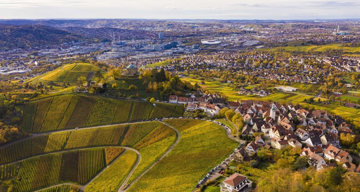Luftaufnahme von Weinbergen, der Grabkapelle auf dem Württemberg und dem Rotenberg bei Stuttgart im Herbst., © Stuttgart-Marketing GmbH, Werner Dieterich Luftaufnahme von Weinbergen, der Grabkapelle auf dem Württemberg und dem Rotenberg bei Stuttgart im Herbst., © Stuttgart-Marketing GmbH, Werner Dieterich