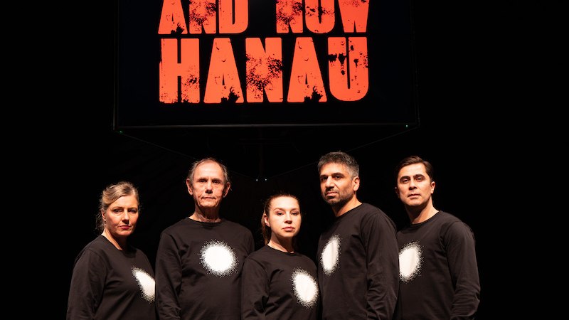 F&uuml;nf Personen in schwarzen Shirts mit wei&szlig;en Kreisen stehen vor einem Schild mit der Aufschrift 'And Now Hanau'., &copy; Theaterhaus Stuttgart e.V.
