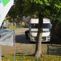 Wohnmobilstellplatz in Bad &Uuml;berkingen mit einem geparkten Wohnmobil, B&auml;umen und einem Schild mit QR-Code und Informationen., &copy; Archiv Gemeinde Bad &Uuml;berkingen