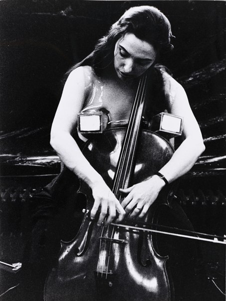 TV-Bra for Living Sculpture (Nam June Paik 1969), performed by Charlotte Moorman on 9.11.1970 in Cologne, photographed by Hanns Sohm, Staatsgalerie Stuttgart, Archiv Sohm, © Staatsgalerie Stuttgart