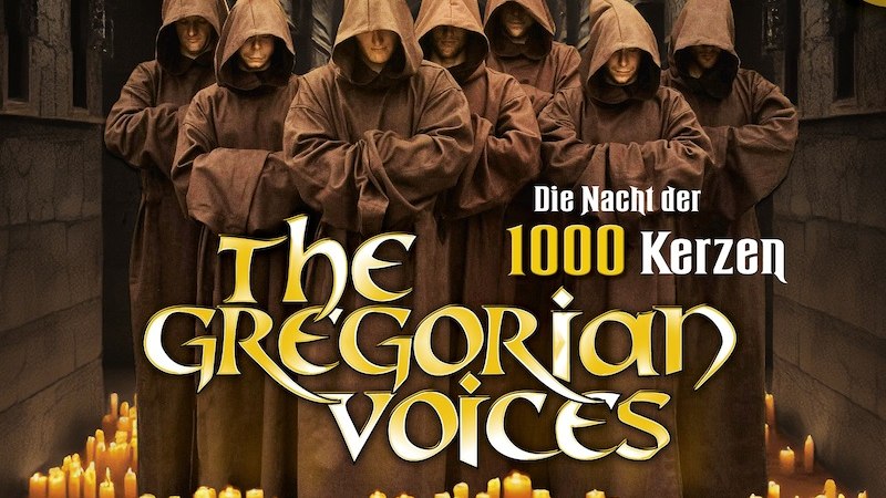 Mönche in braunen Kutten stehen in einem Gewölbe, umgeben von vielen brennenden Kerzen. Schriftzug: 'The Gregorian Voices – Die Nacht der 1000 Kerzen'., © TCM Entertainment GmbH & Co. KG