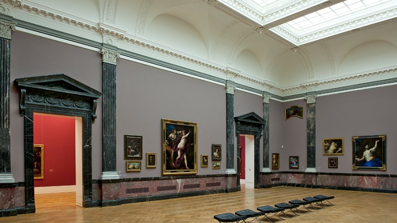 Ein Ausstellungsraum der Staatsgalerie Stuttgart mit Gemälden an den Wänden und Sitzbänken auf dem Holzboden., © Staatsgalerie Stuttgart