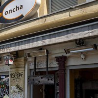 Fassade einer Bar namens La Concha mit Graffiti und Schildern von Erdinger Wei&szlig;br&auml;u. Die Au&szlig;enw&auml;nde sind mit Graffiti verziert., &copy; SMG, Sarah Schmid