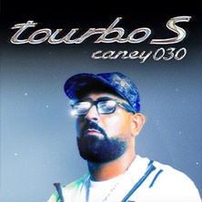 Albumcover 'Tourbo S' von Caney030 zeigt einen Mann mit Bart und Brille vor dunklem Hintergrund., &copy; links im Bild