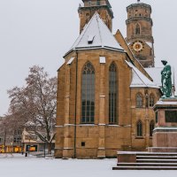 Schneebedeckter Schillerplatz in Stuttgart mit einer Kirche, einer Statue und historischen Gebäuden im Hintergrund., © Thomas Niedermüller Schneebedeckter Schillerplatz in Stuttgart mit einer Kirche, einer Statue und historischen Gebäuden im Hintergrund., © Thomas Niedermüller
