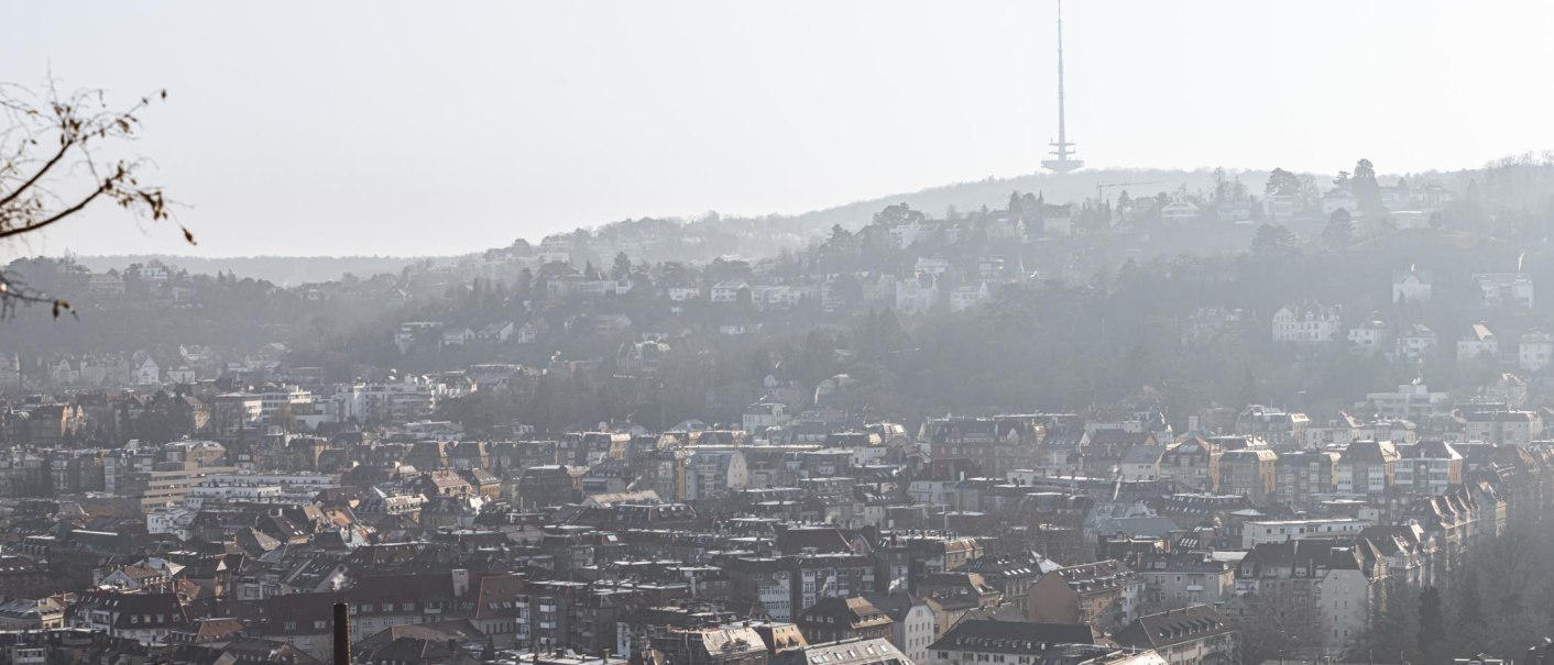 Blick über Stuttgart mit vielen Häusern. Die Stadt liegt in einem Tal, umgeben von Hügeln., © Stuttgart-Marketing GmbH, Sarah Schmid