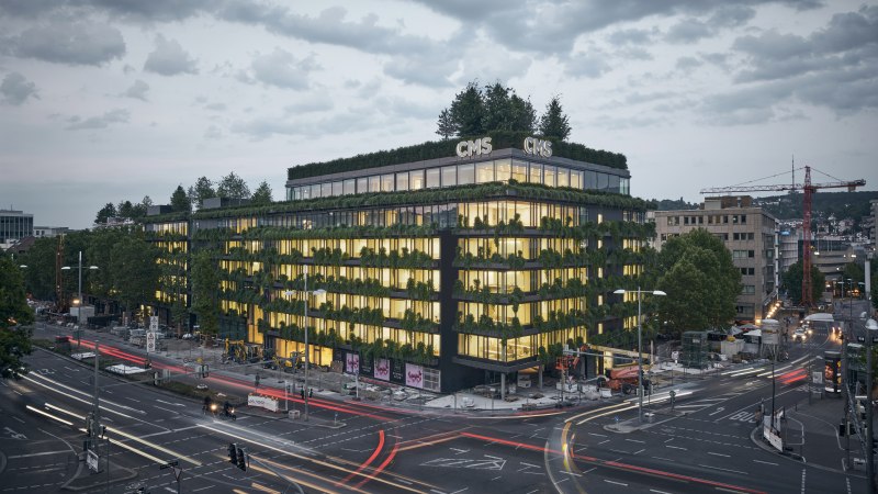 Begrüntes Gebäude in der Stadt bei Dämmerung, beleuchtete Fenster, Straßenverkehr mit Lichtspuren, Wolken am Himmel., © Ferdinand Piëch Holding GmbH Begrüntes Gebäude in der Stadt bei Dämmerung, beleuchtete Fenster, Straßenverkehr mit Lichtspuren, Wolken am Himmel., © Ferdinand Piëch Holding GmbH