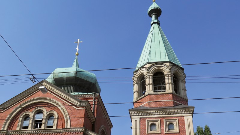Zwei Kircht&uuml;rme der russischen Kirche St. Nikolai mit blauen D&auml;chern und goldenen Kreuzen vor klarem Himmel., &copy; SMG