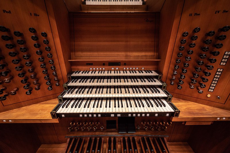 Ein beeindruckender Orgelspieltisch mit vier Manualen und zahlreichen Registern, die eine Vielzahl von Kl&auml;ngen erm&ouml;glichen., &copy; Staatliche Hochschule f&uuml;r Musik und Darstellende Kunst