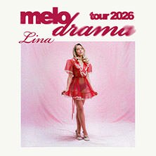 Frau in rotem Kleid posiert vor rosa Hintergrund. Oben steht 'melodrama tour 2026 Lina' in stilisierter Schrift., © links im Bild Frau in rotem Kleid posiert vor rosa Hintergrund. Oben steht 'melodrama tour 2026 Lina' in stilisierter Schrift., © links im Bild