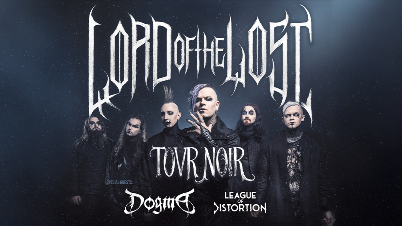 Bandfoto von Lord Of The Lost mit Ankündigung der TOVR Noir 2026 Tour. Die Bandmitglieder posieren in dunkler Kleidung vor einem düsteren Hintergrund., © links im Bild Bandfoto von Lord Of The Lost mit Ankündigung der TOVR Noir 2026 Tour. Die Bandmitglieder posieren in dunkler Kleidung vor einem düsteren Hintergrund., © links im Bild