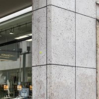 Ein Leuchtschild mit der Aufschrift 'Ruth Sellack Schmuck Objekte' h&auml;ngt an einer Geb&auml;udewand aus Stein., &copy; SMG, Sarah Schmid