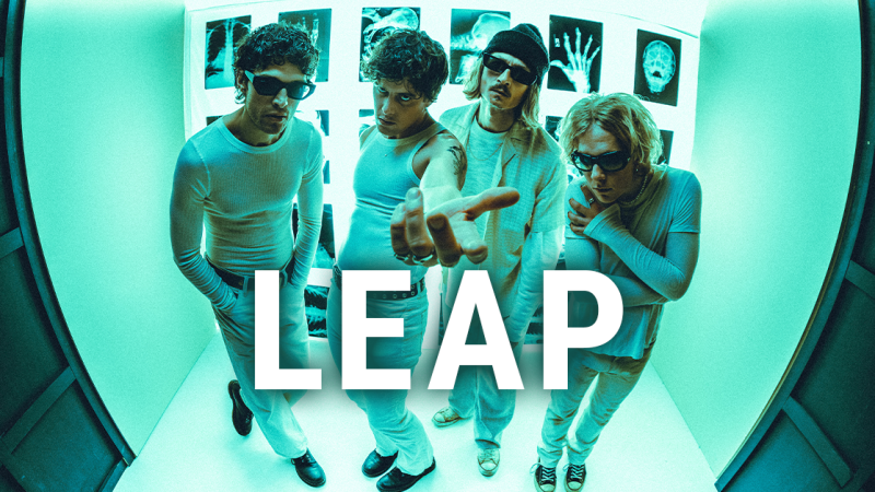 Vier Personen in weißen Outfits posieren in einem futuristischen Raum mit Röntgenbildern im Hintergrund. Der Schriftzug 'LEAP' ist prominent im Vordergrund., © links im Bild Vier Personen in weißen Outfits posieren in einem futuristischen Raum mit Röntgenbildern im Hintergrund. Der Schriftzug 'LEAP' ist prominent im Vordergrund., © links im Bild