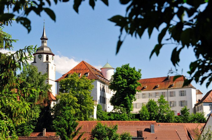 Historic building with tower and red roofs, surrounded by trees. Museum of everyday culture., &copy; Landesmuseum W&uuml;rttemberg