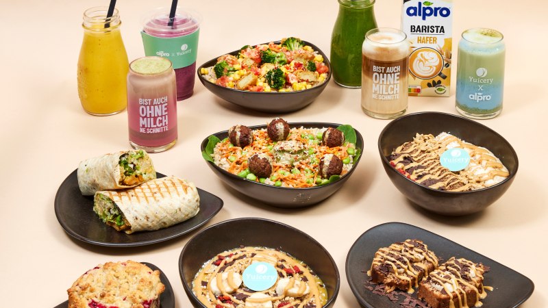 Beiger Flatlay mit Bowls, Wraps, Gebäck und Smoothies sowie Alpro- und Yucery-Produkten., © Yuícery Beiger Flatlay mit Bowls, Wraps, Gebäck und Smoothies sowie Alpro- und Yucery-Produkten., © Yuícery