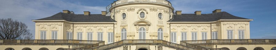 Schloss Solitude mit symmetrischen Treppen, klassizistischer Architektur und blauem Himmel im Hintergrund., © Stuttgart-Marketing GmbH, Sarah Schmid