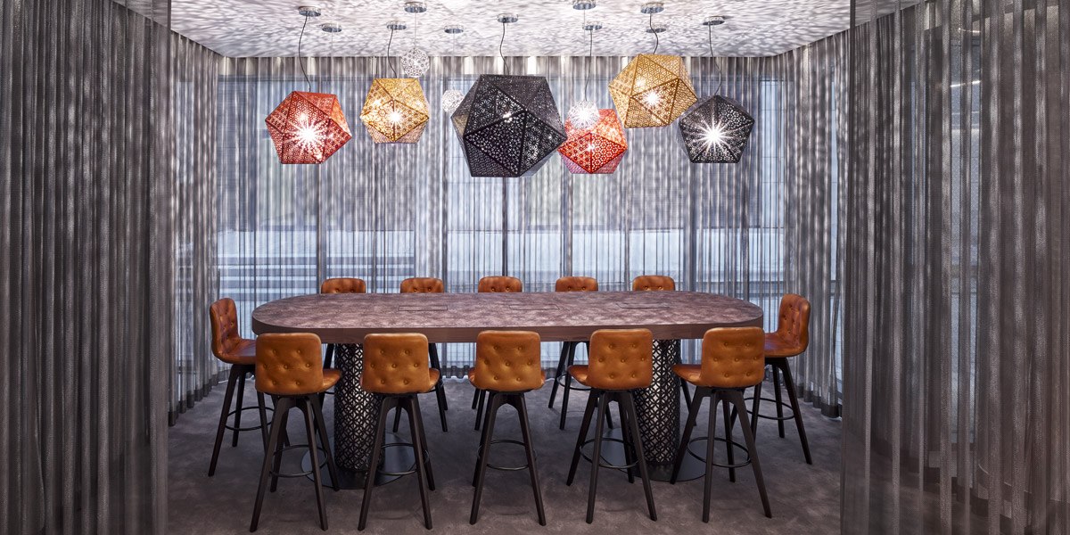 Moderner Konferenzraum mit ovalem Tisch, braunen St&uuml;hlen und geometrischen H&auml;ngelampen. Die W&auml;nde sind mit transparenten Vorh&auml;ngen bedeckt., &copy; Jaz Hotel Stuttgart