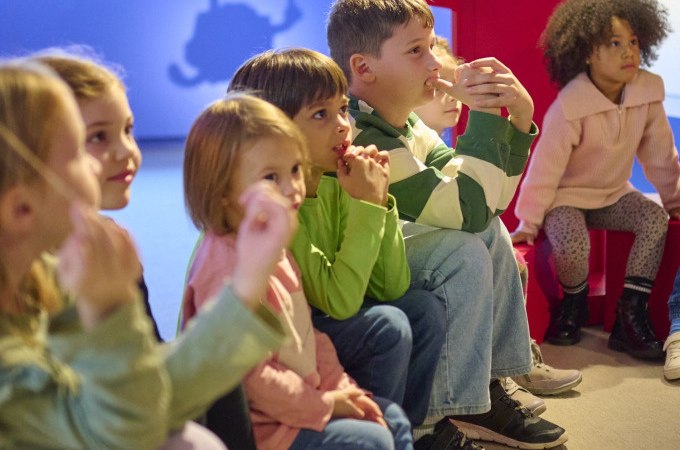 Kindergruppe sitzt aufmerksam auf dem Boden und schaut gespannt nach vorne. Hintergrund unscharf, bunte Kleidung., © Landesmuseum Württemberg Kindergruppe sitzt aufmerksam auf dem Boden und schaut gespannt nach vorne. Hintergrund unscharf, bunte Kleidung., © Landesmuseum Württemberg