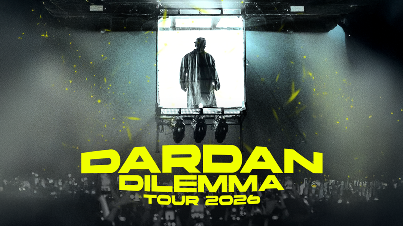 Ein Konzertposter zeigt eine Person auf einer beleuchteten B&uuml;hne. Der Text 'Dardan Dilemma Tour 2026' ist in leuchtendem Gelb hervorgehoben., &copy; links im Bild