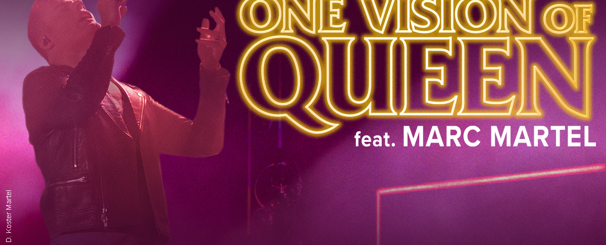 Ein S&auml;nger performt auf der B&uuml;hne, begleitet von dem Schriftzug 'One Vision of Queen feat. Marc Martel'., &copy; links im Bild
