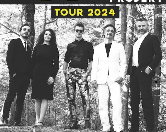 Das Herbert Pixner Projekt posiert im Wald f&uuml;r die Tour 2024. F&uuml;nf Personen in eleganter Kleidung, schwarz-wei&szlig; Bild., &copy; Theaterhaus Stuttgart e.V.