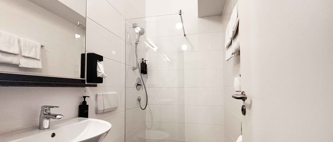 Queensize Bathroom, &copy; Novum Hospitality