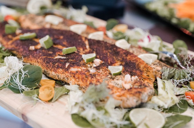 Gegrillter Fisch mit Limettenstücken und Gemüse auf einem Buffet angerichtet., © Cool-Tours StattReisen