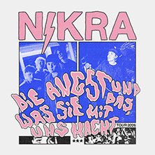 Poster der Band Nikra mit rosa Schrift auf blauem Hintergrund für die Tour 2026, Titel: 'Die Angst und das, was sie mit uns macht'., © links im Bild Poster der Band Nikra mit rosa Schrift auf blauem Hintergrund für die Tour 2026, Titel: 'Die Angst und das, was sie mit uns macht'., © links im Bild